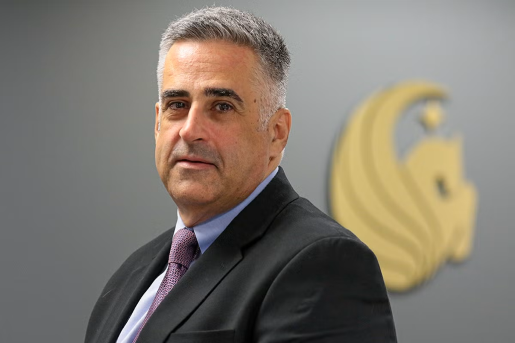 Headshot of Roger Azevedo